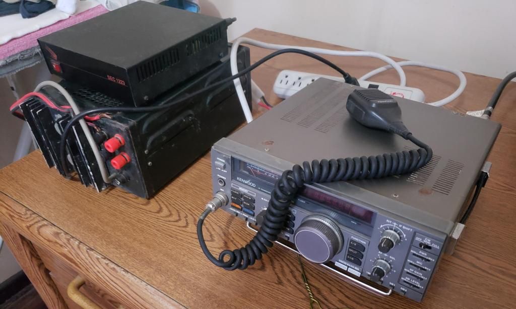 Radio comunicación HF KENWOOD TS-140, con fuente y micro