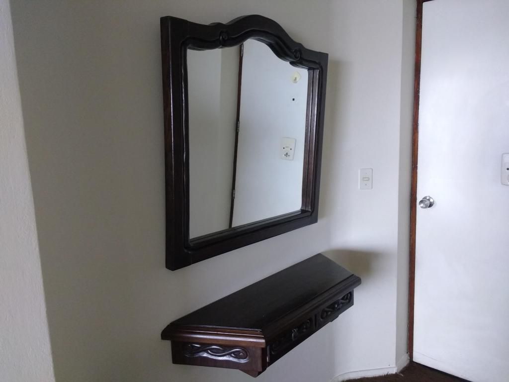 Espejo y repisa de madera cedro