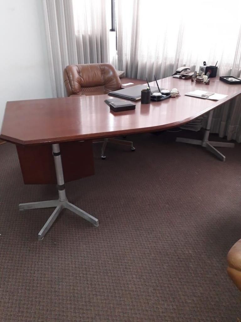 Fino escritorio y sillones de cuero para casa u oficina