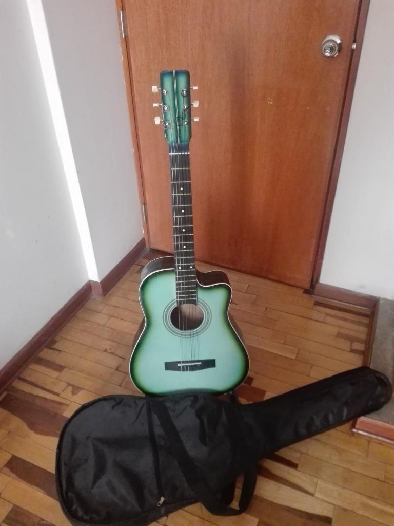 Guitarra con estuche Buena Madera Nacional buen sonido