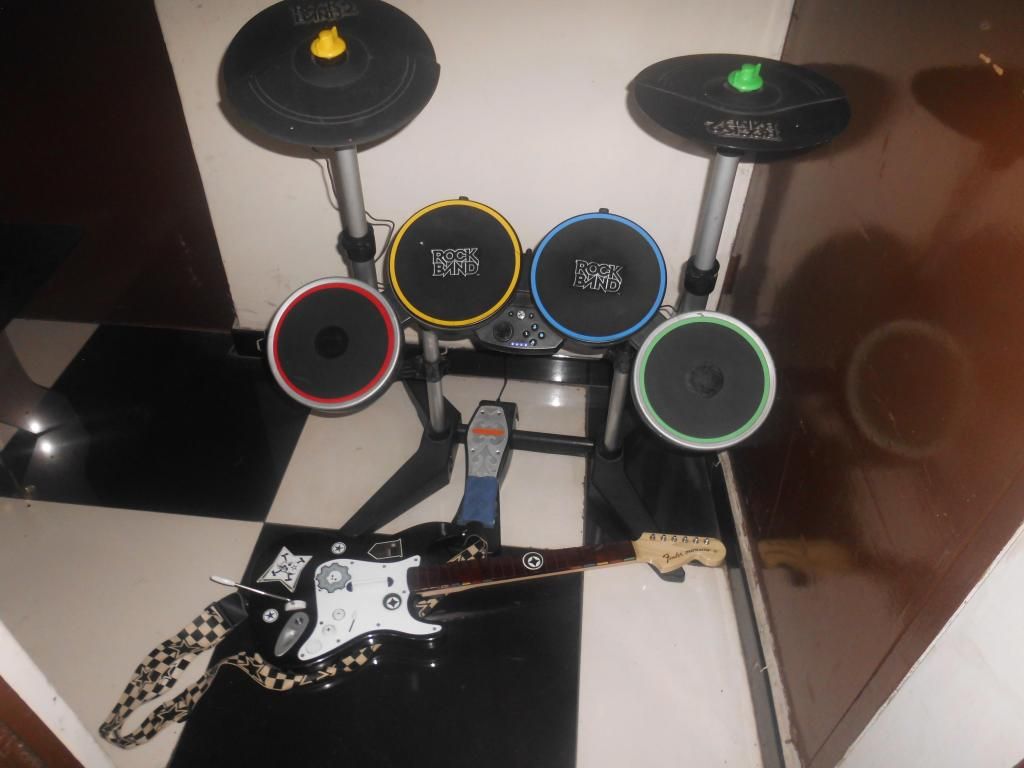 VENDO BATERIA ROCK BAND 2 CON GUITARRA FENDER STRATO