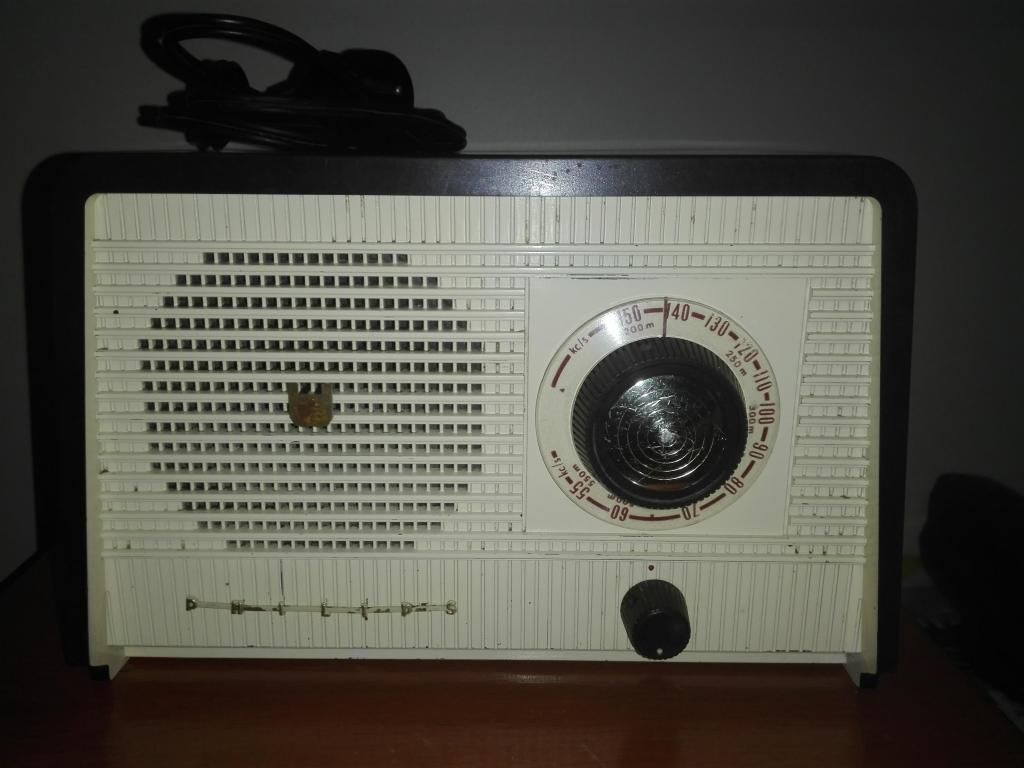 Vendo Radio Vintage pequeña operativa modelo B1X75U made in