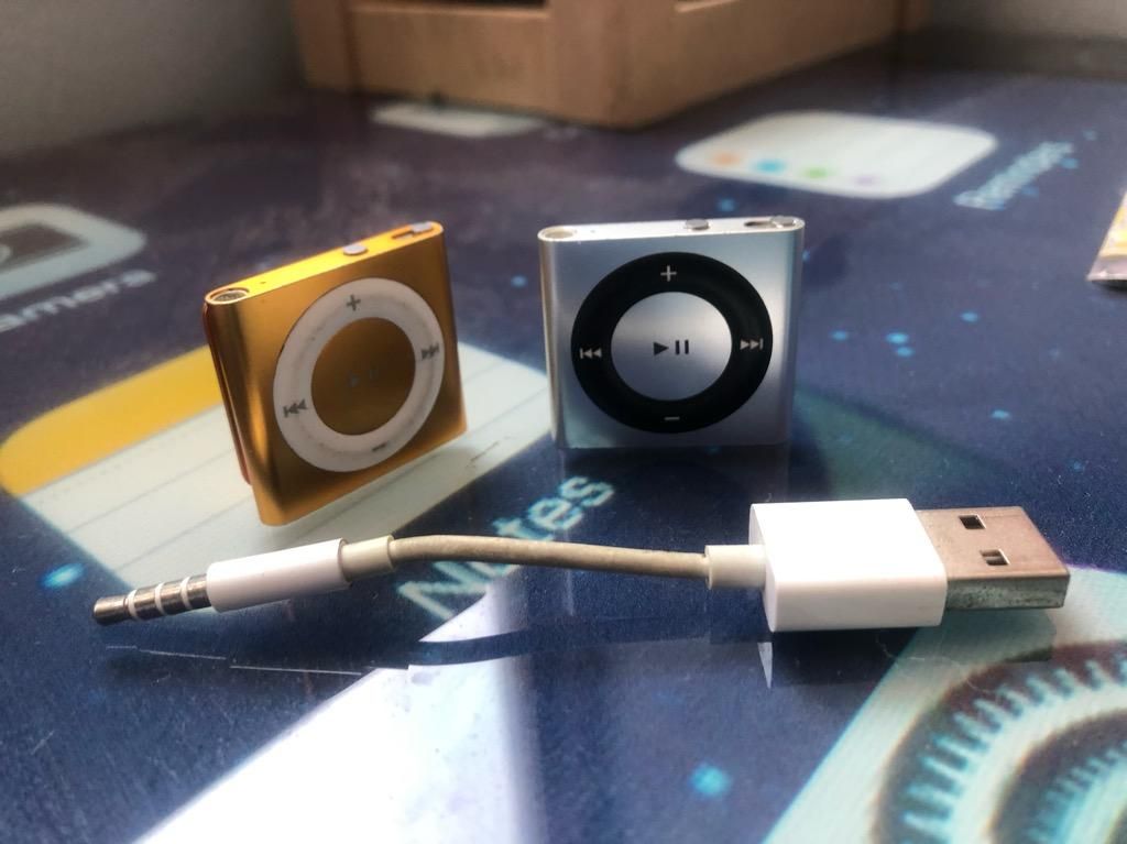 2 iPods Shuffle Apple con Cargador