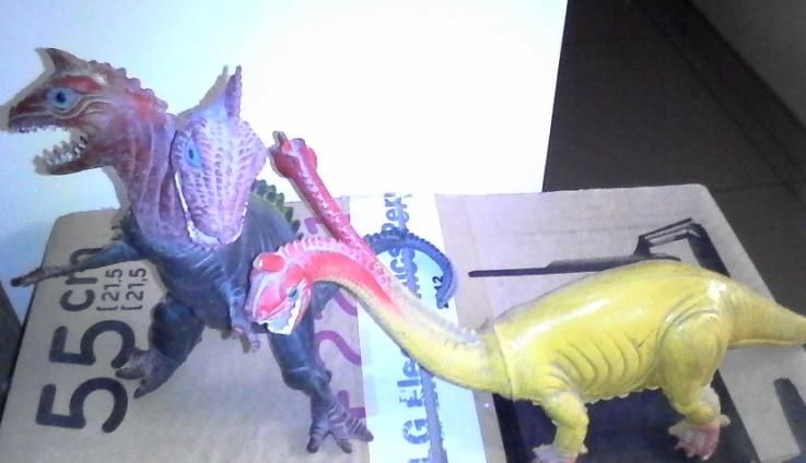 2 dinosaurios de goma