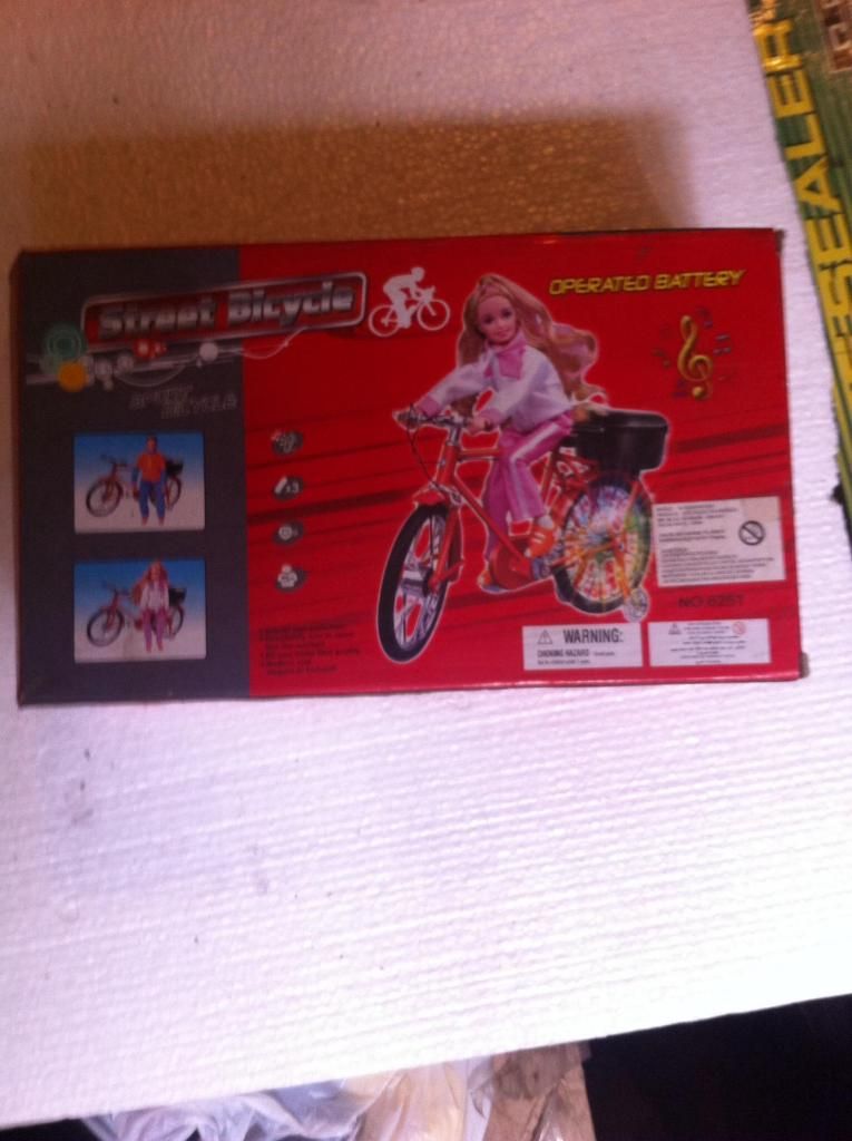 Muñeca con bicicleta