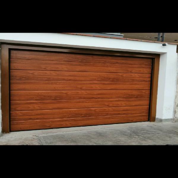 Puerta de garaje a control remoto madera metal seccional