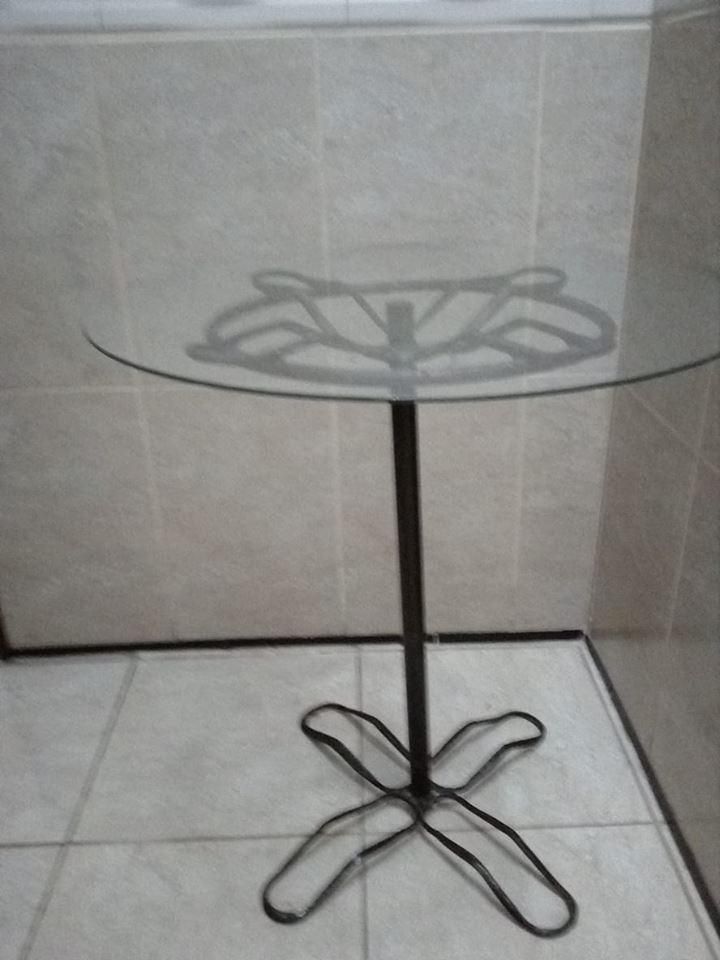 Bonita mesa de bronce quemado y vidrio.