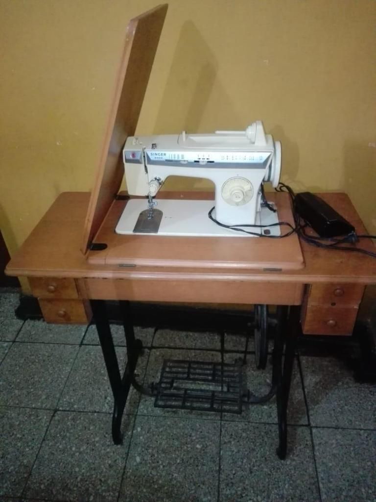 Máquina de coser y bordar Singer