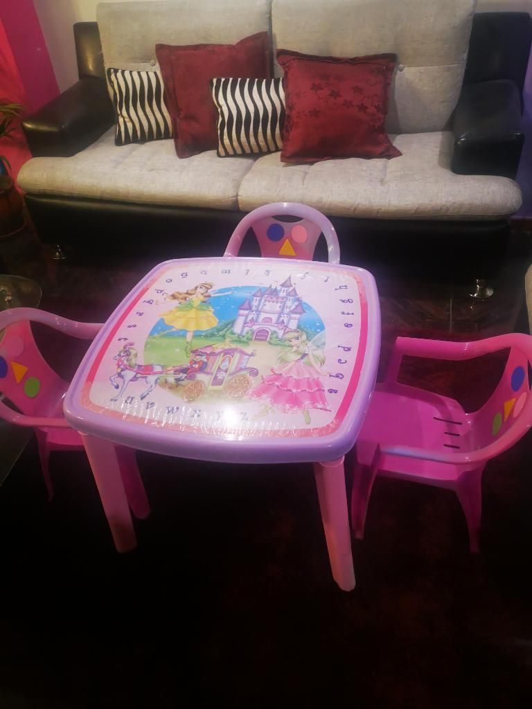 Mesa Infantil con Sillas