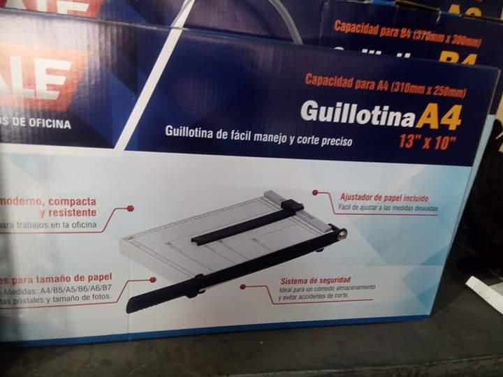 GUILLOTINA A4 DE METAL CUCHILLA AUTOFILABLE.
