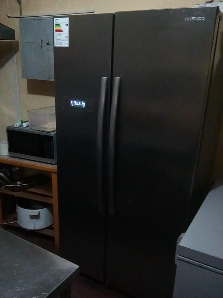 Refrigeradora moderna con pantalla táctil de 2 puertas