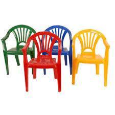 Vendo 4 sillitas de plástico y 1 mesitas de madera para