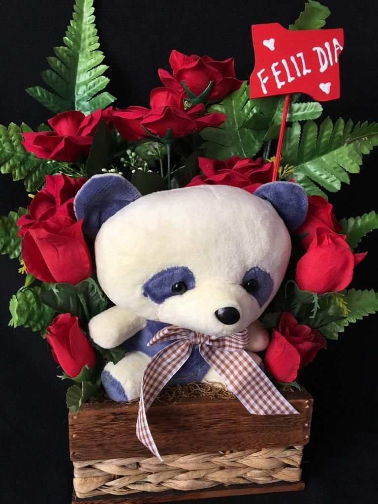 Arreglo floral de rosas con oso panda para regalo