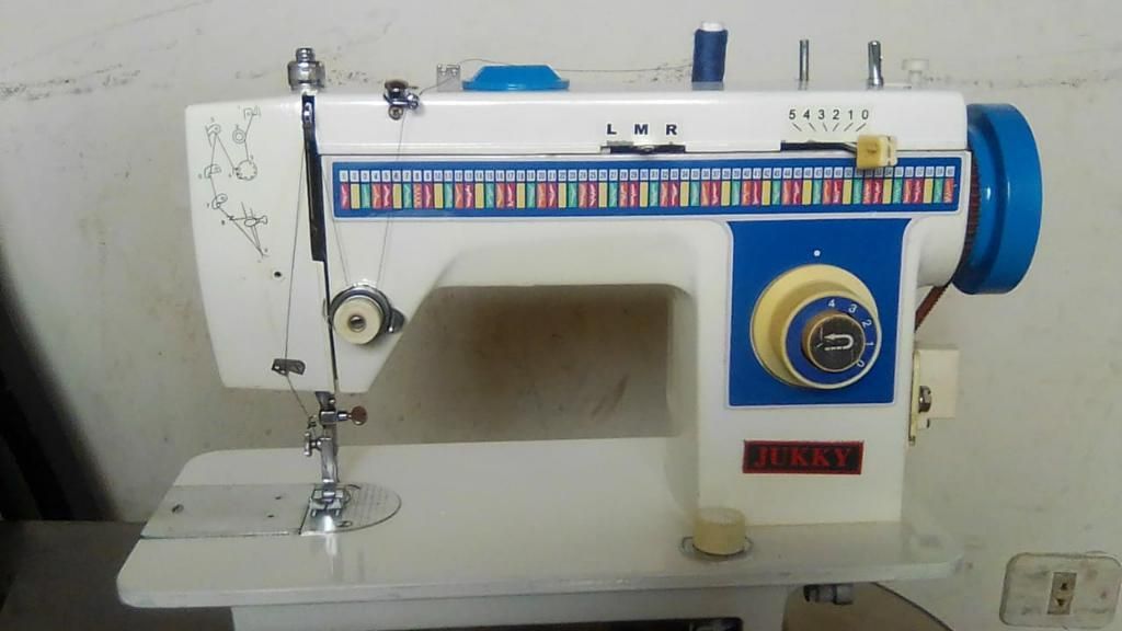 Vendo Máquina de Coser Sicsac a 250