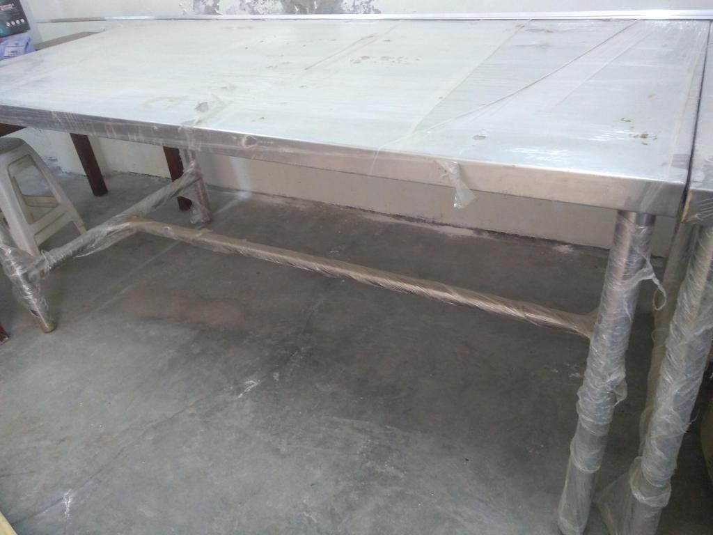 Vendo mesa de 2m x 1m de acero inox de 3 mm de espesor