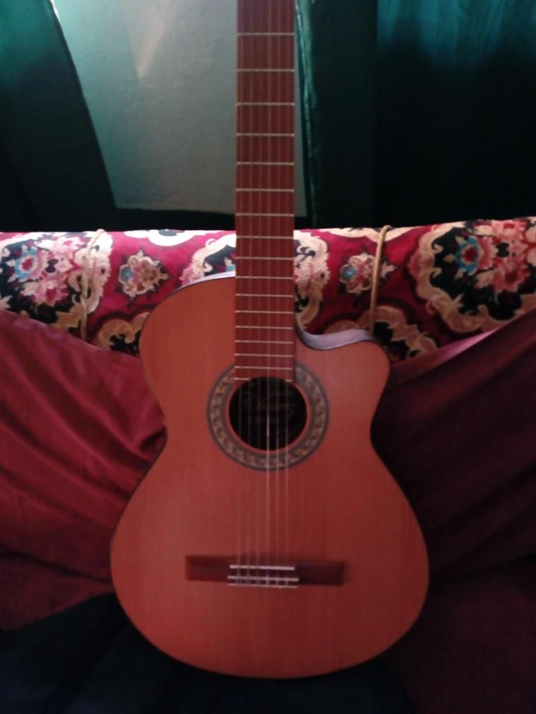 Vendo guitarra nueva CAOBA CON ENCHAPE DE PINO CON ESTUCHE