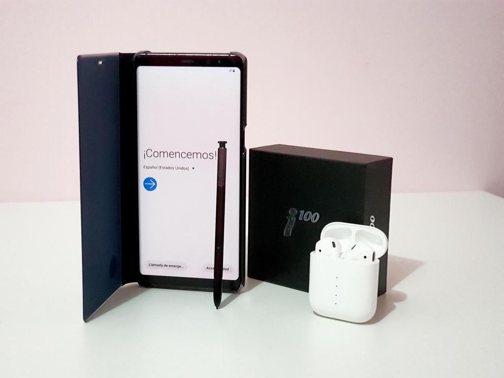 Samsung Note 8 con funda y Airpods