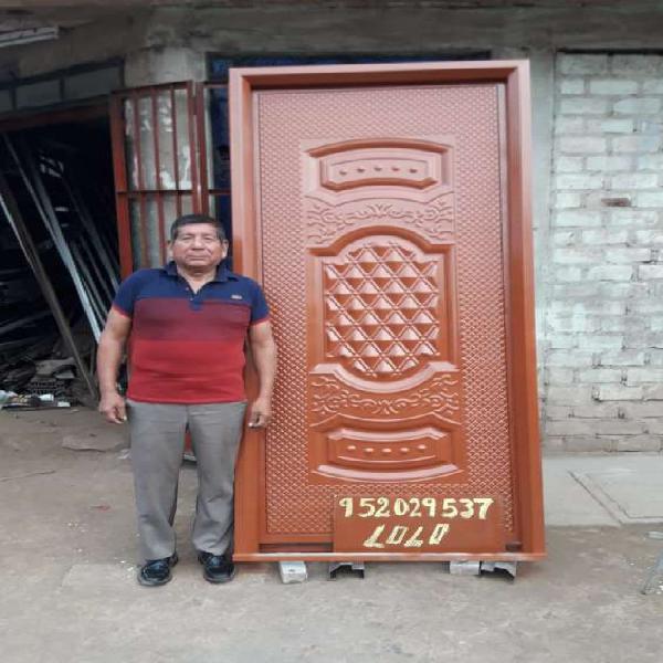Puerta de madera tallada en Lima