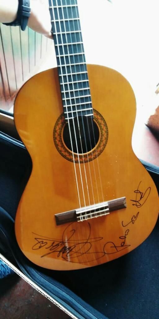 Guitarra Nueva Autografiada
