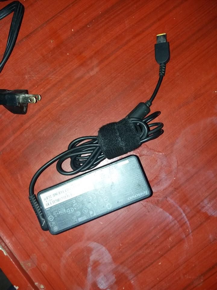 vendo cargador original para laptop lenovo entrada USB