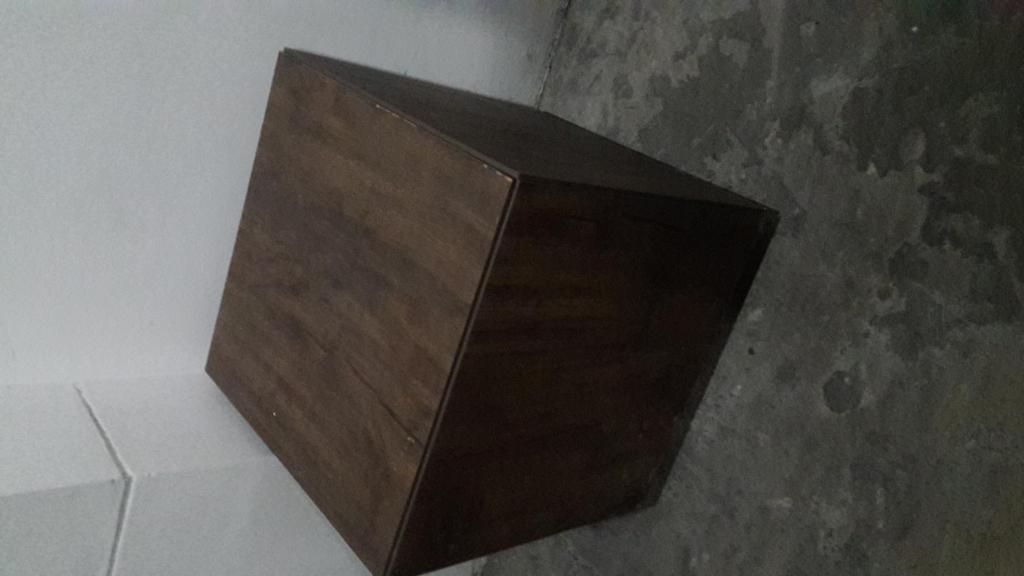 Remato Mesa cubo minimalista