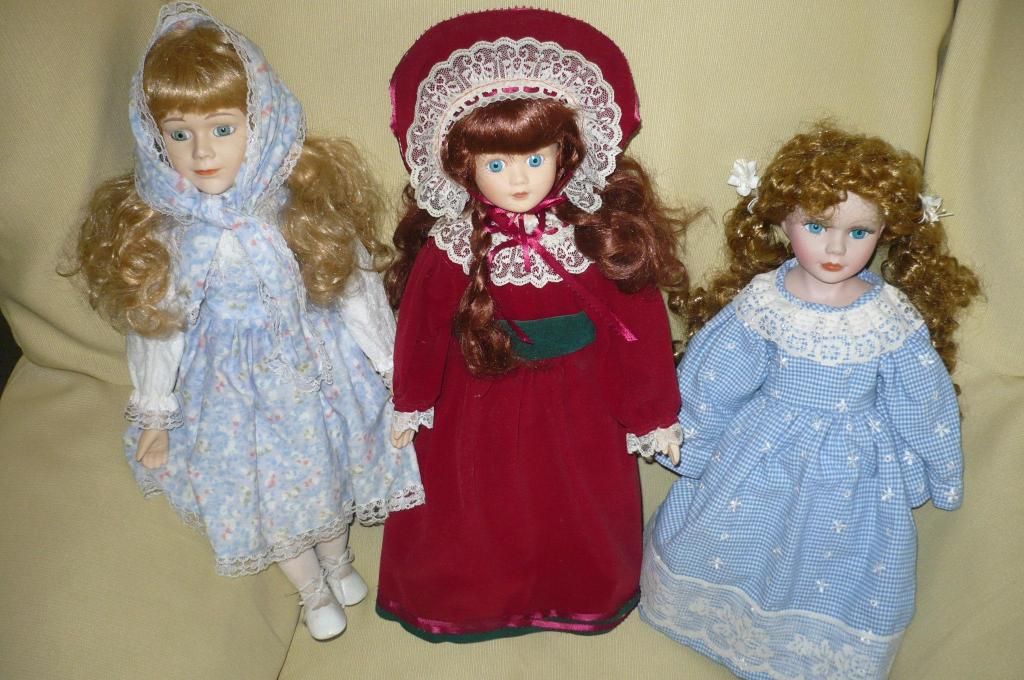 muñecas de porcelanas con su vestimenta