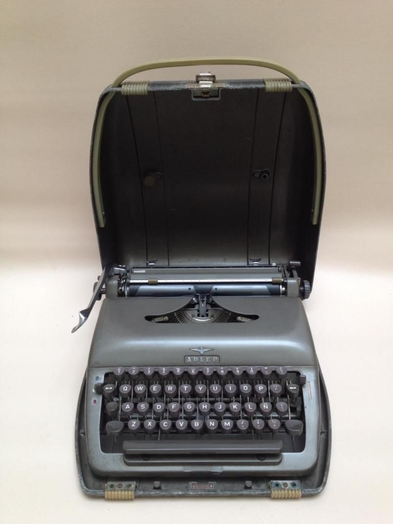 Maquina de escribir alemana Adler