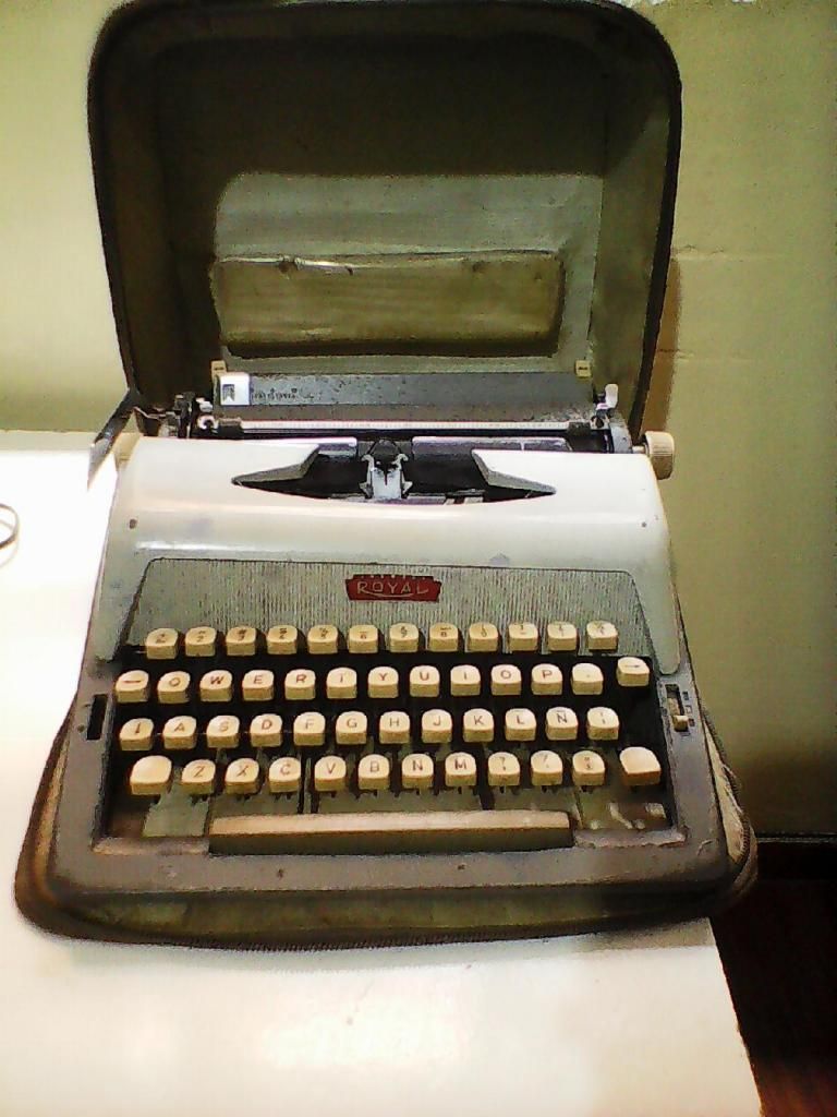 Maquina de escribir ROYAL con estuche