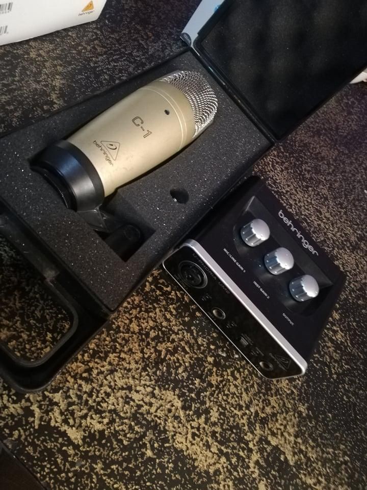 Interface Audio UMC2 y Microfono de Condensador C1 Behringer