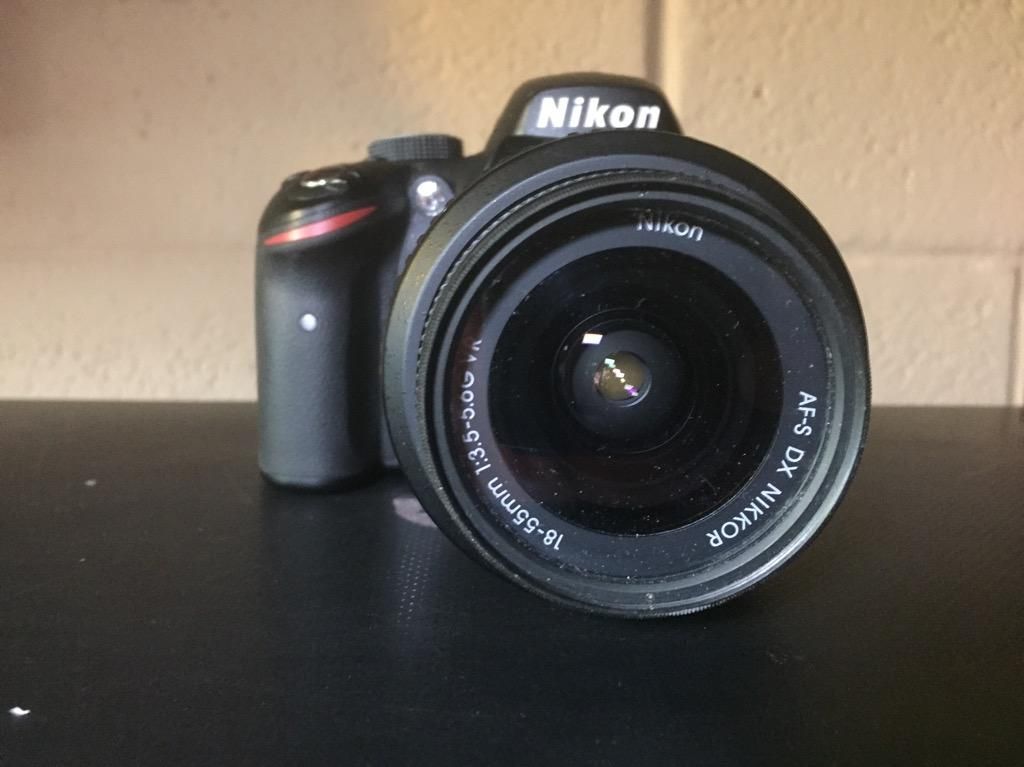 Cámara Nikon D de 24.2 Mp Combo