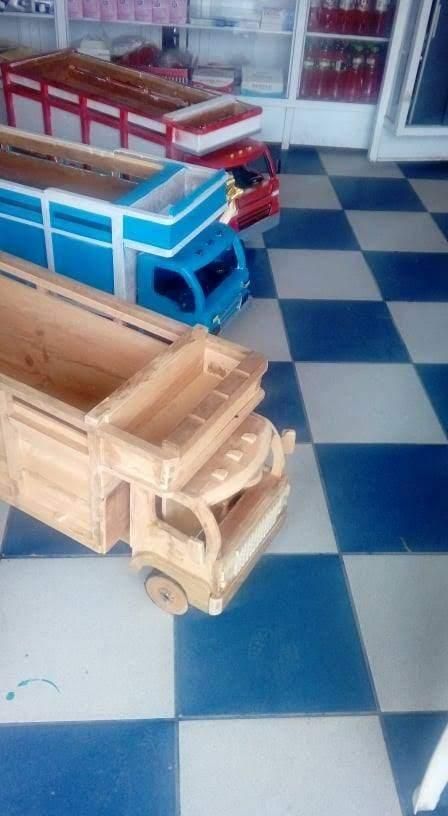 Camión de madera juguete