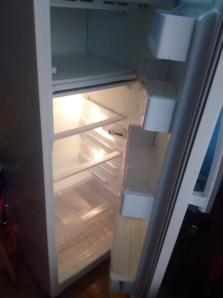 Vendo refrigeradora mediana a 450 soles