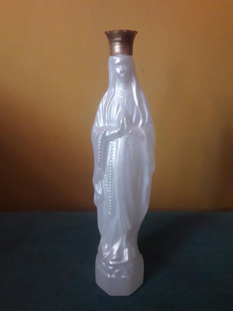 Virgen Maria con Agua Bendita