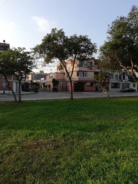 Vendo Casa Como Terreno Frente a Parque en La Urbanizacion