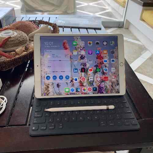 iPad Pro 10.5 Con Apple Pencil Y Smart Keyboard Y AirPods