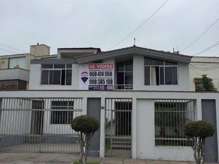 Vendo Amplia Casa de 312 m² en Miraflores