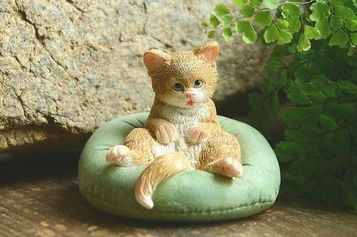 Figura De Gatito Sentado En El Sofa