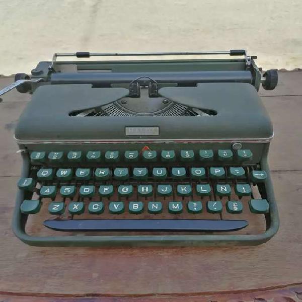 Antigua máquina de escribir halda suiza