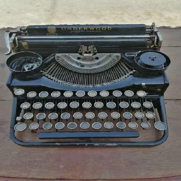Antigua máquina de escribir underwood modelo