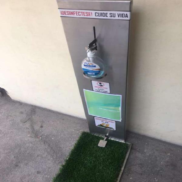 Dispensador de alcohol en gel y bandeja sanitizante en Lima