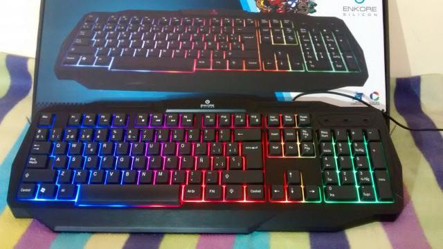 Combo teclado gamer con luces de colores + mouse... en Lima