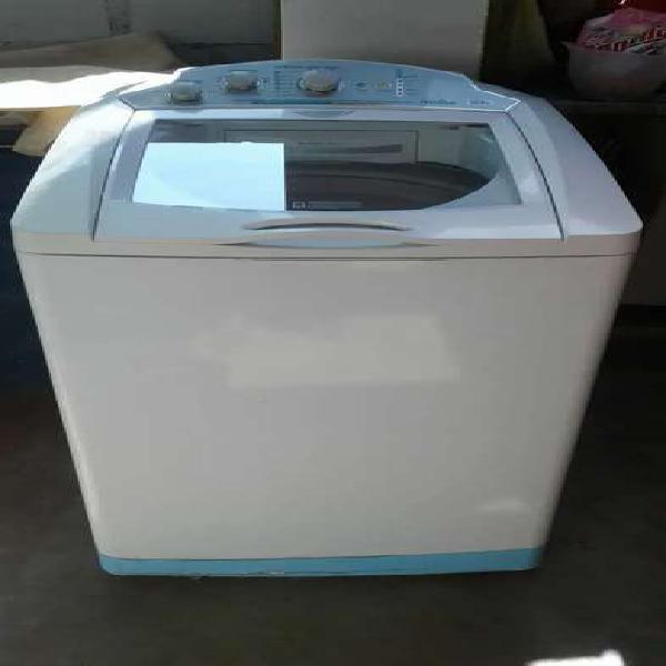 Se vende lavadora de 12.5 kg color blanco