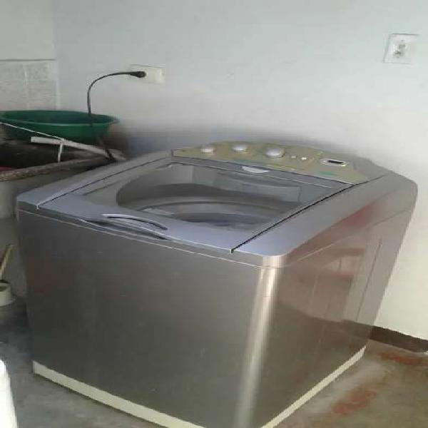 Se vende lavadora en buen estado de 16kg color plateado