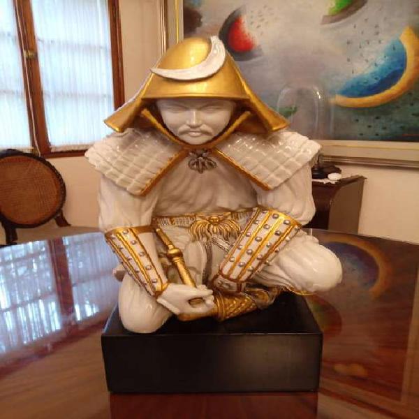 Vendo Escultura de SAMURAI hecha en Resina y pintada al