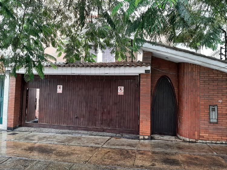 Vendo casa en avenida principal en surco