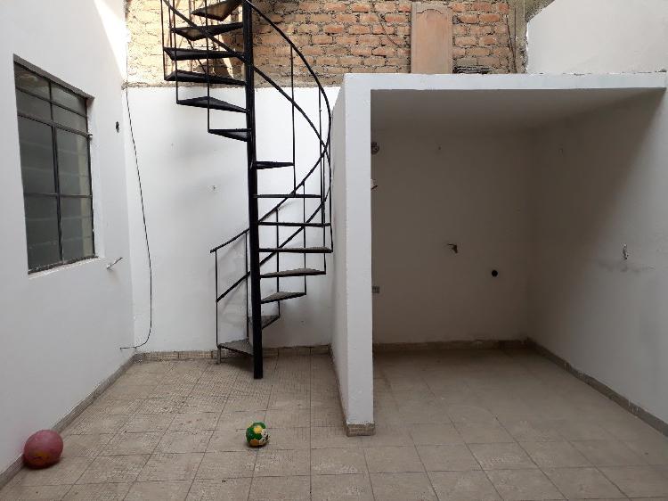 Venta de casa en Mariscal Cáceres SJL, 3 pisos con cochera