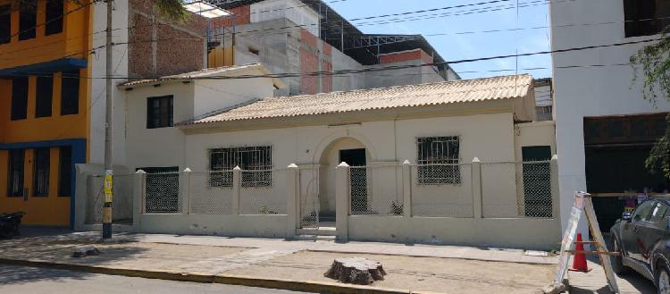 Se vende amplia casa de 01 piso en Av. Huancavelica al lado