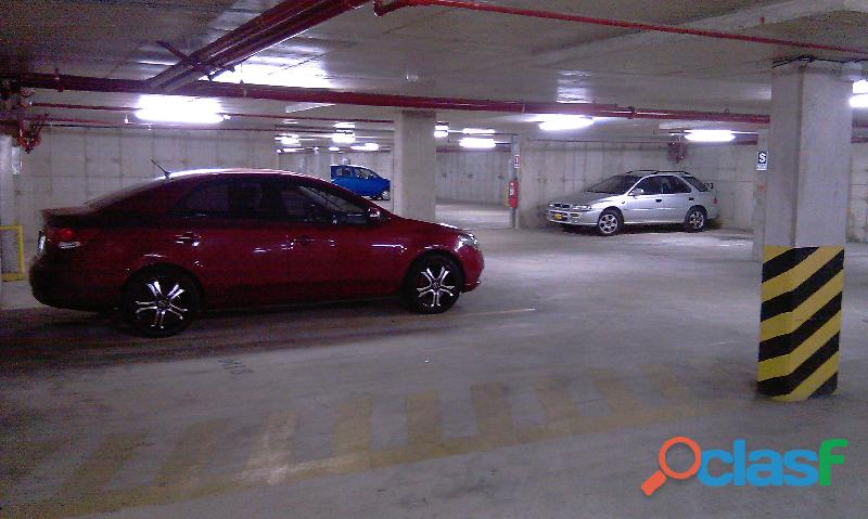 Alquiler de estacionamiento seguro en sótano.