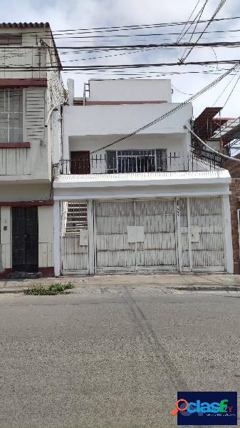 Venta de Casa 3 pisos + Azotea en Sucre