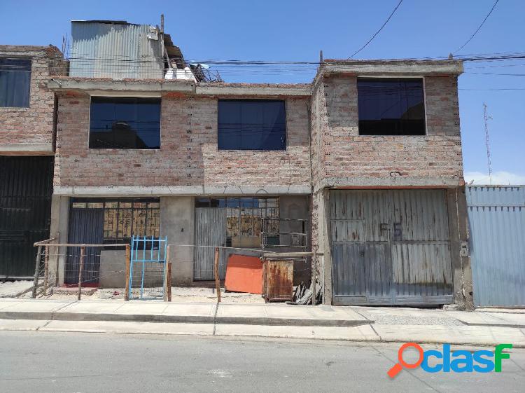 Se vende AMPLIA casa en zona comercial de CERRO COLORADO
